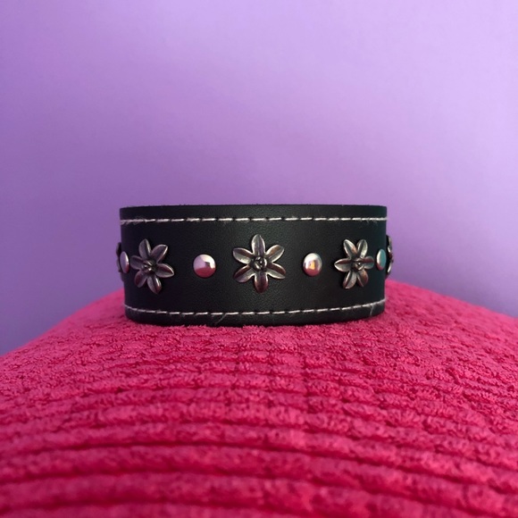 🙌🏻 Cuff Bracelet with Studs - Picture 4 of 6